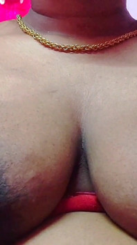 居家的阿姨用她的胸部勾引她的男朋友