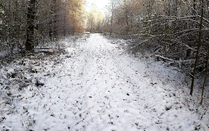 Bouncy Tits Action: Naken promenader och tutt som slår i snön