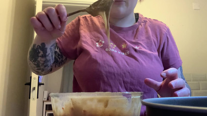 Bigtiddygoth: Zábava při pečení dortu