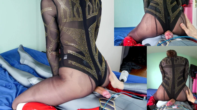 Nylon Xtreme: Олена Кларк, нейлоновий купальник, мастурбація