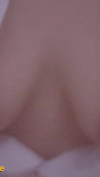 Fă sex cu o fată într-o ținută de asistentă sexy. V130921