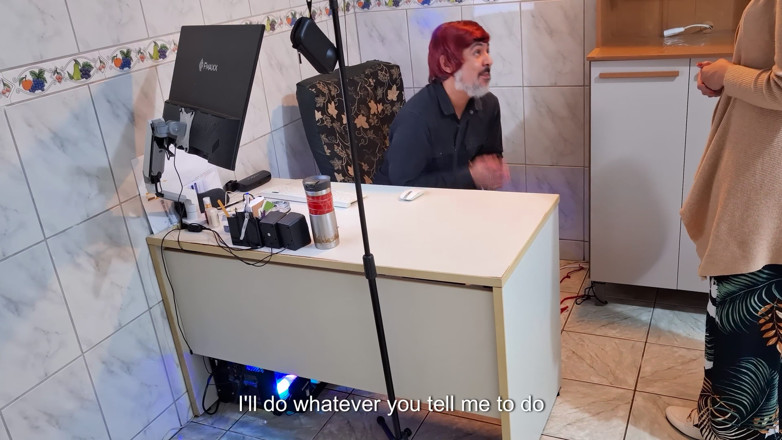 Gabi SweetCouplesStories: 女老板命令员工脱掉他的衣服并吮吸他的屁股
