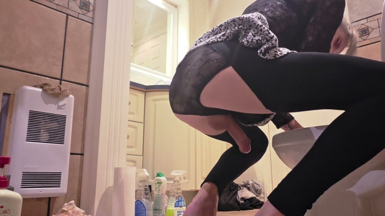 Filomena: Sexy Filomena Cleans Her Bathroom