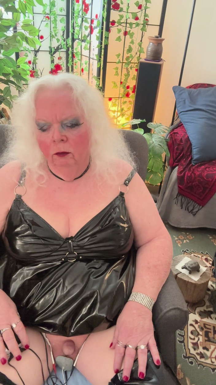 Constance: Sürtük, özetleme, işeme, sigara içme