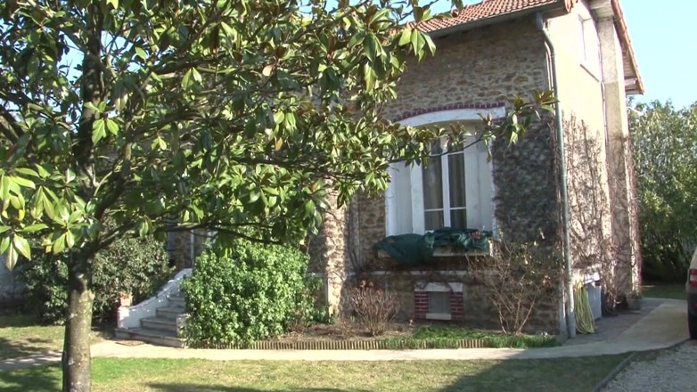 Nude in France: Horny pervert jerks off to older woman in shower