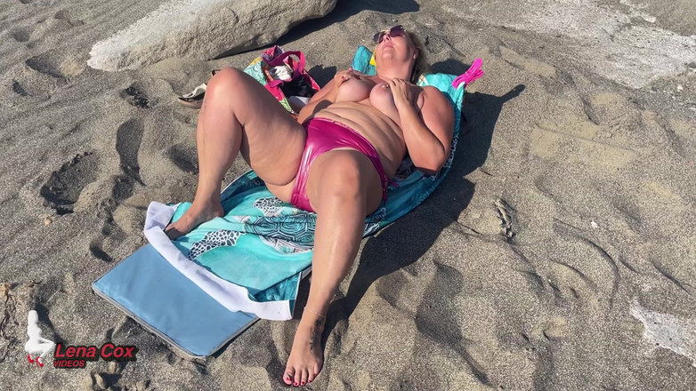 Lena Cox: Curvă excitată în bikini se fute pe plajă - Pizdă umedă, vibrator și...