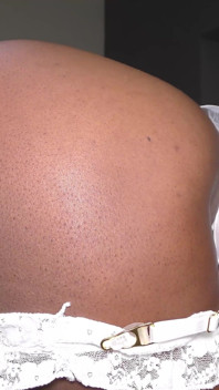 Ebony v Sexy Lingeire bere bílého ptáka do pusy a do kundičky