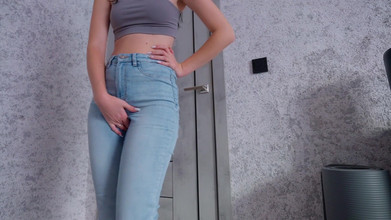 Solo Alice: Desperation Pee dalam seluar jeans bahagian 1