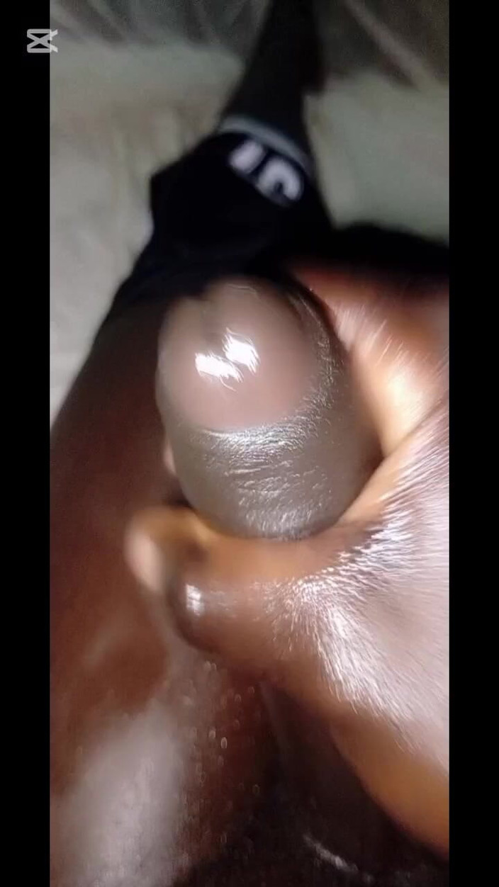 Hongi: Une grosse bite noire dure reçoit le massage de tout...