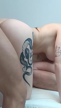 Pembuat Konten Seksi - Pengalaman Pertamanya Dalam Threesome
