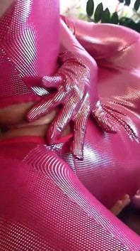 Cette salope excitée vêtue de latex adore se faire baiser par la bite bien dure de son copain