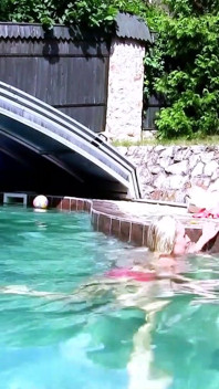 Zwei geile lesben masturbieren im freien am pool mit spielzeug