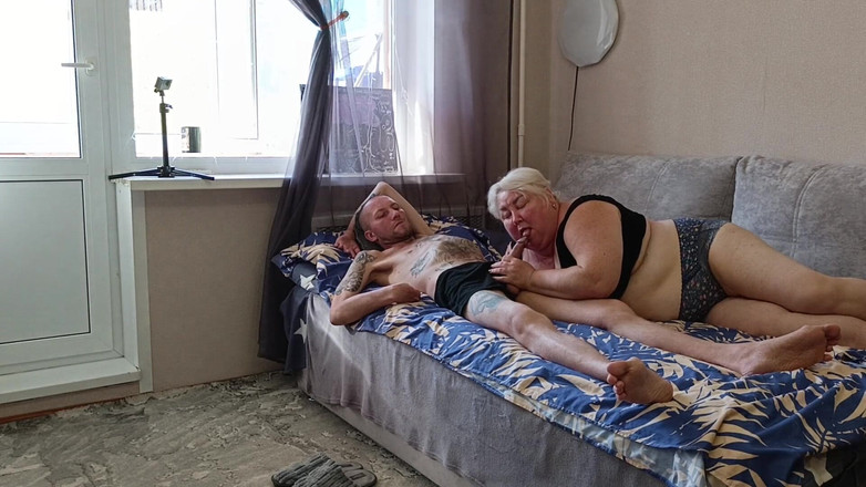 Zona901: Ráno začalo kouřením a plněním úst mé macechy tlustým spermatem