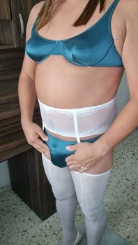 Lubię się dotykać i ekscytować w seksownej, błyszczącej i miękkiej nylonowej bieliźnie, moja sissy łechtaczka czuje się podniecona