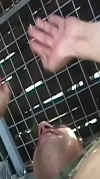 Une MILF blonde insatiable vide son étalon à l’extérieur