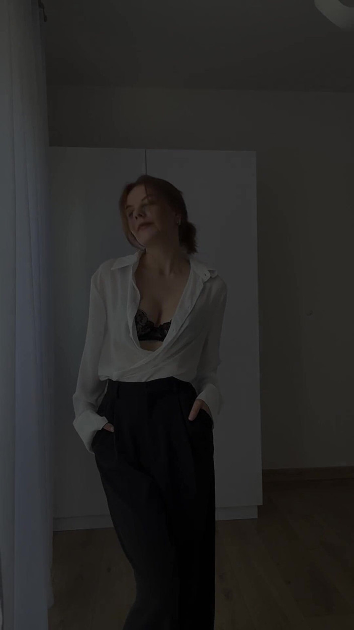 LadyInBad: Gorąca MILF-sekretarka tańczy Powolny striptiz, Pokazując owłosione cipki i klatkę...