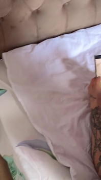 Chlápek natočil video, jak se jeho kamarád sprchoval, kamarád ho chytil