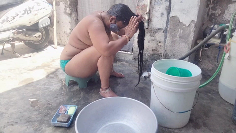 Yourgeeta8899: Indian Bhabhi's Hot Video While Bathing