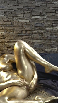 Ich streiche meinen ganzkörper, gold und benutze meinen glasdildo