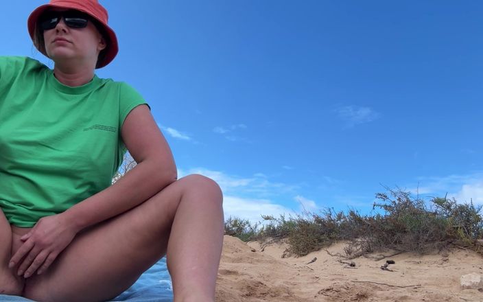 Emma Voyeur: Secretamente meando y masturbando coño, chica en playa pública
