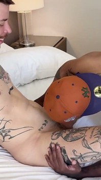 taitoo vaale aadmi ki vokal bhaee dvara chudaee