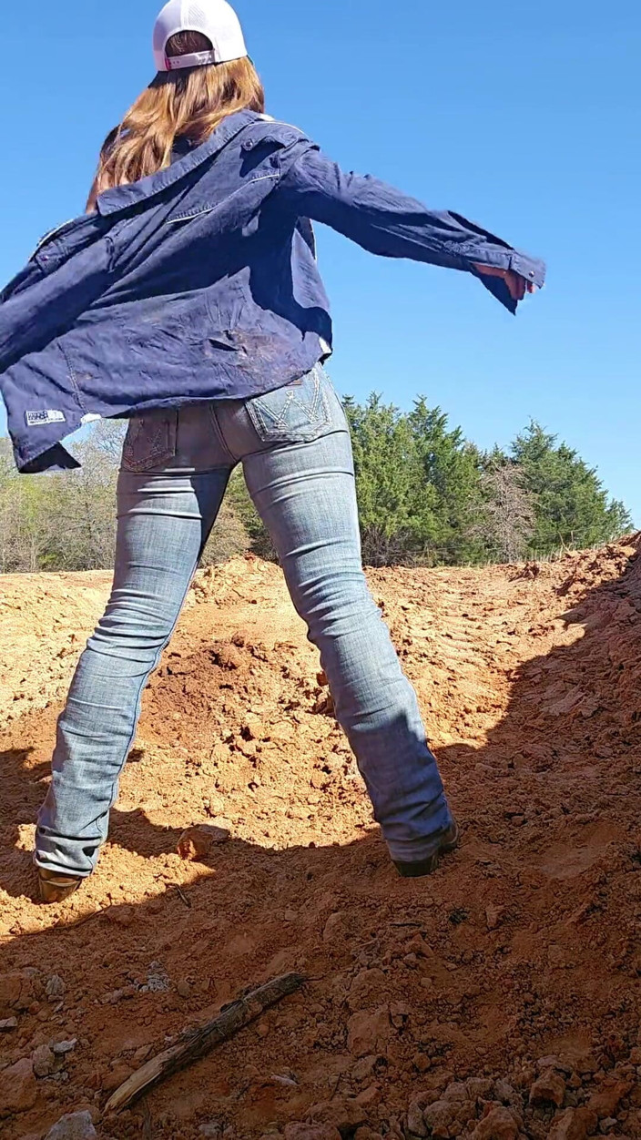 NaughtyRedFarmgirl: Kızıl saçlı götünü sikiyor ve amcığı her yere fışkırtıyor