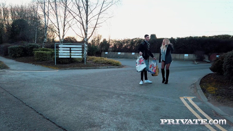 Private.com: Bujna milf Tara Spades rucha młodego ogiera Aitor z mężem