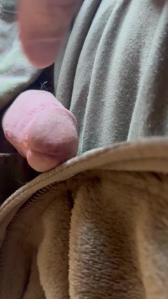Gay Soldier Stuff: Armeesoldat in Uniform wichst und schießt dickes sperma auf seine...