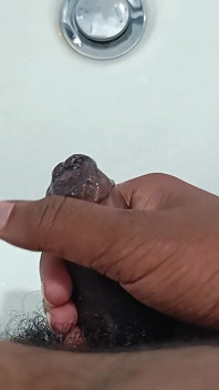 Penis cu cap roz cumming în chiuvetă - spermă gustoasă de la un băiat dolofan