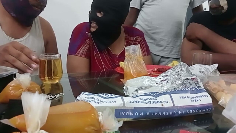 Priya aunty: Bàn ăn nói chuyện màn dạo đầu bẩn thỉu nóng bỏng