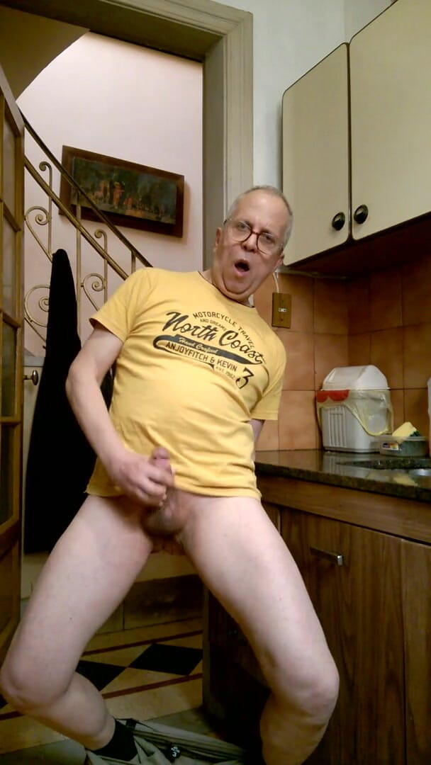 Dildo Man and Cross Hard Sex: Fingering pantatku di dapur