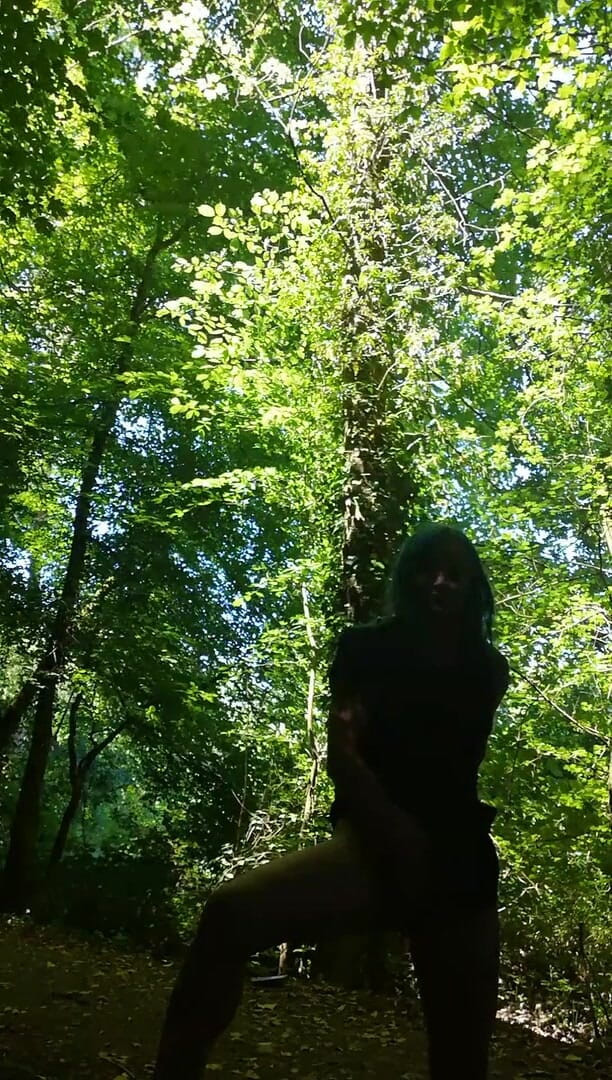 Babe2race: Masturbation dans la forêt pendant la pause déjeuner