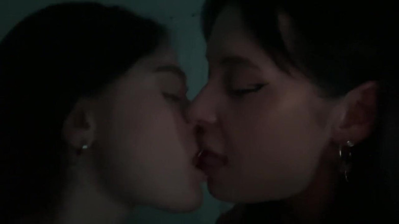 LuchCrush: Des baisers lesbiens baveux se transforment en chatte mouillée en...
