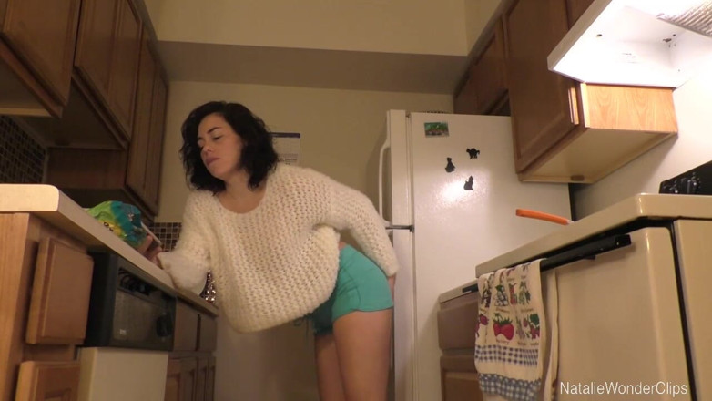 Natalie Wonder: Mi culo apestoso pervertido en la cocina