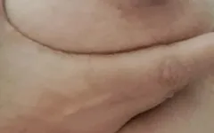 Mẹ kế đi tiểu và bị chơi tập thể