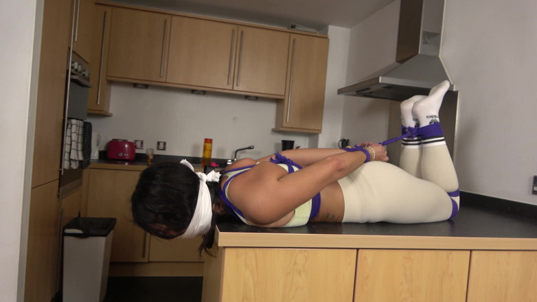 Latina Fetish: Situación del entrenador personal de latina: ¡ballgag gigante, hogtie y baba...