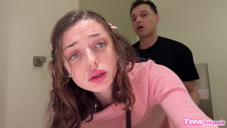 Teen StepSis: Daisy Love jebanie w łazience w centrum handlowym