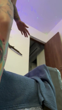 Giant potká malého človíčka a ona se při pohledu na něj vyděsí a téměř ho rozdrtí!