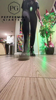 ไจแอนเทสสูง 6'7 สวมรองเท้า Doc Martens กระทืบแรงๆ ช้าๆ มุมมอง POV