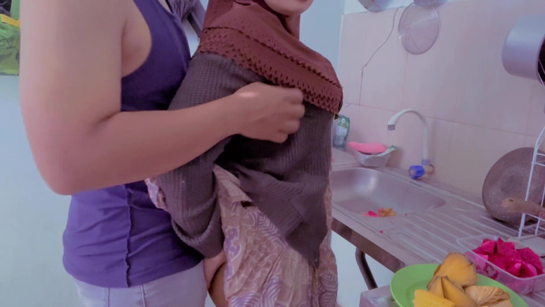 Nadalyne: Budhe cocina acosada por travieso hermanastro