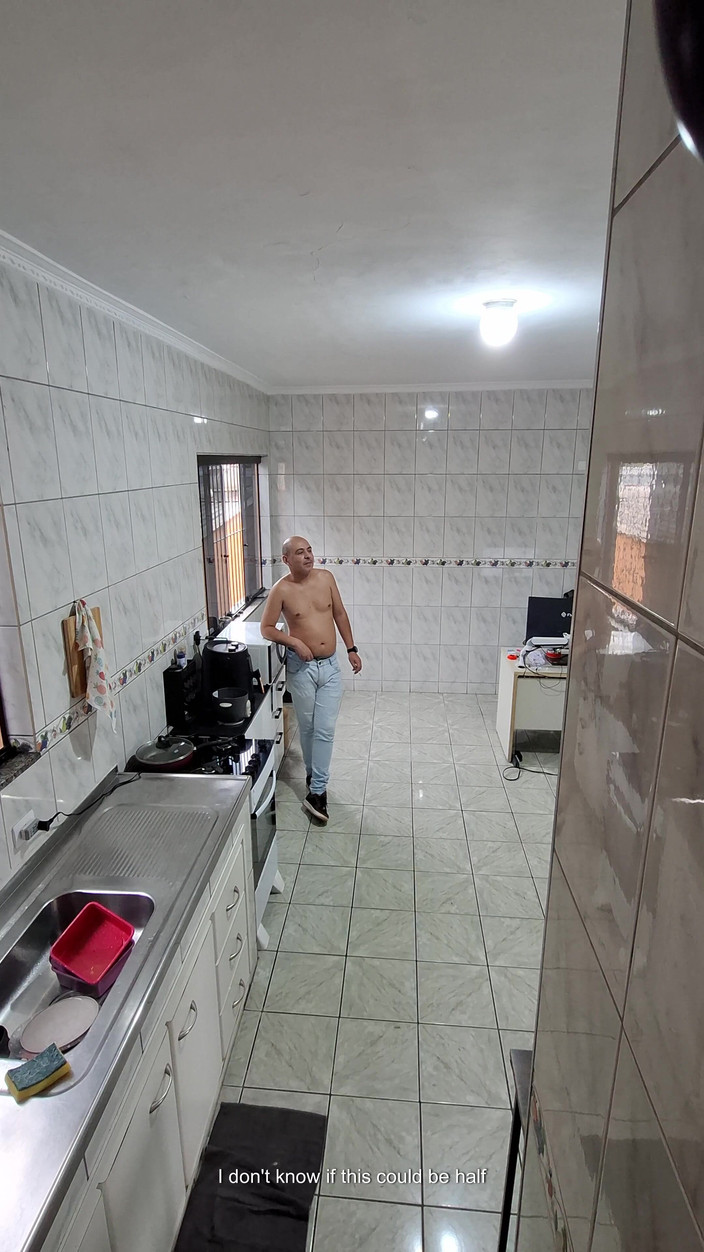 Gabi SweetCouplesStories: Servitoarea își scoate hainele și acceptă o ejaculare facială