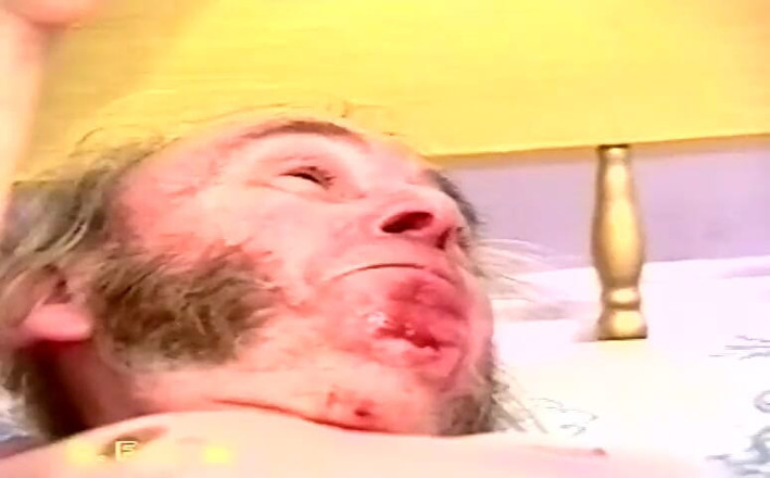 Nasty matures and dirty grannies club: Dvě sexy dívky jezdí na wang staršího chlapa