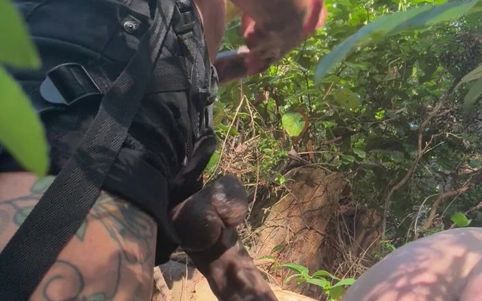 Fuckinrough69: Femdom lesní dobrodružství
