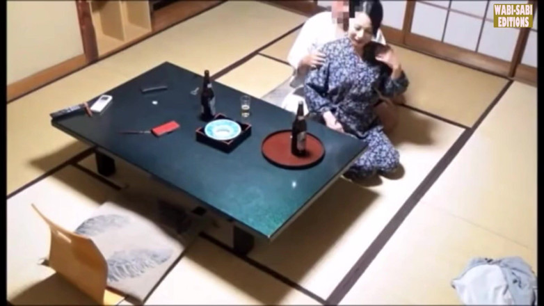 MILF, Wabi-Sabi Editions: 数時間後、温泉係の誘惑が個室で撮影される - シーン1