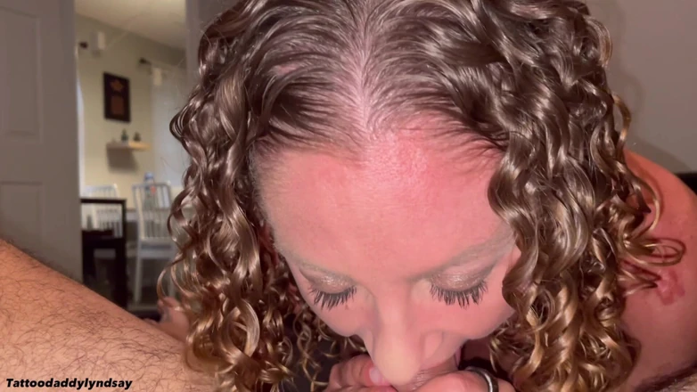 Tattooeddaddy1: Fru älskar att suga konstig kuk