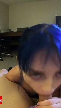 Vysoký asijský chlap, výstřik na obličej na modrých vlasy rave dívka v sailor oblečení