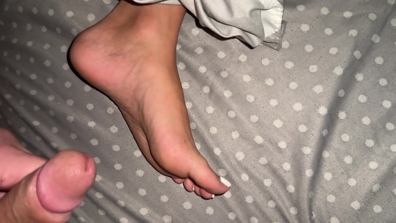 Emmy Kelle: Aku nggak bisa berhenti muncrat di kakiku