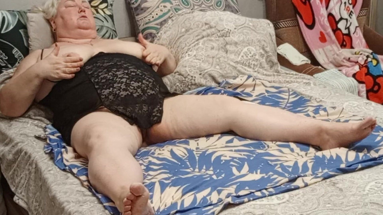 Zona901: Une voisine se caresse et masturbe sa grosse chatte