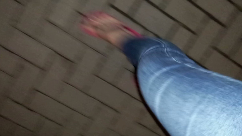 Heelex: Crossdresser em chinelos muito sexy anda na rua