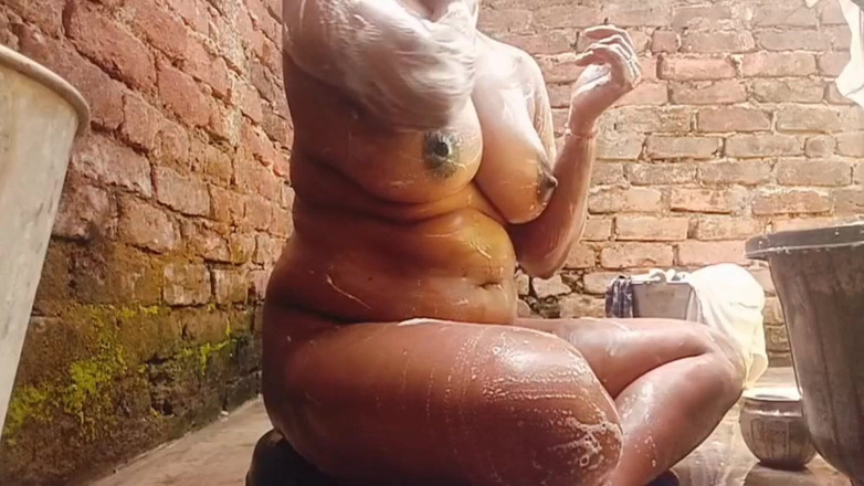 Nirman: 목욕하는 동안 의붓 여동생의 비디오를 만들었습니다.